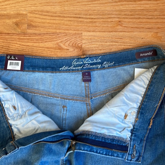 Gloria Vanderbilt Amanda Shorts - Picture 6 of 11